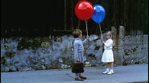 气球也会谈恋爱？红气球在路上遇见一个蓝气球，立马就被吸引住